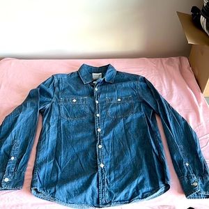 Men’s American Eagle size small button up denim shirt.  Only worn twice.